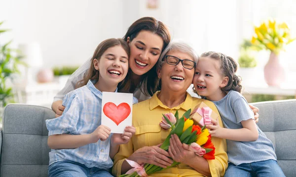 Šťastný Den Matek Dcery Matka Blahopřejí Babičce Dávají Květiny Tulipány — Stock fotografie