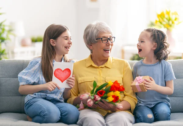 Feliz Dia Mãe Filhas Crianças Estão Parabenizando Avó Dando Seu — Fotografia de Stock