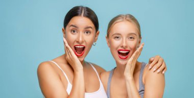 İki güzel genç kadının portresi bir arada duruyor ve sarılıyorlar..