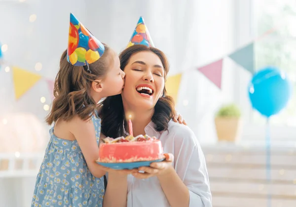 Ragazzo Sta Spegnendo Candele Sulla Torta Madre Figlia Festeggiano Compleanno — Foto Stock