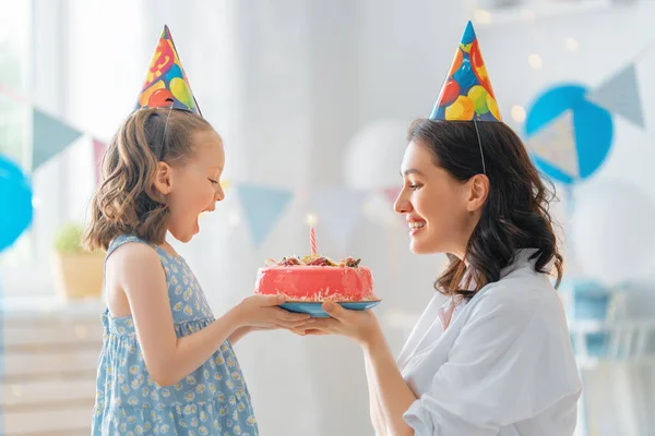 Miúdo Está Apagar Velas Bolo Mãe Filha Estão Comemorando Aniversário — Fotografia de Stock