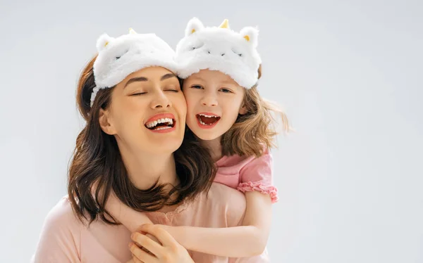 Gelukkige Moederdag Dochter Moeder Knuffelen Lichtgrijze Achtergrond Familie Samenzijn — Stockfoto