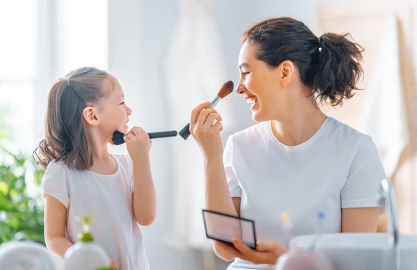 Felice Famiglia Amorevole Madre Figlia Stanno Facendo Trucco Divertirsi — Foto Stock