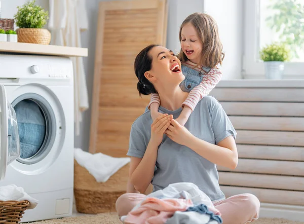 Mooie Jonge Vrouw Kind Meisje Kleine Helper Hebben Plezier Glimlachen — Stockfoto