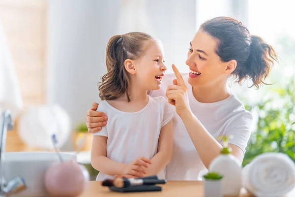 Feliz Família Amorosa Mãe Filha Estão Fazendo Maquiagem Divertindo — Fotografia de Stock