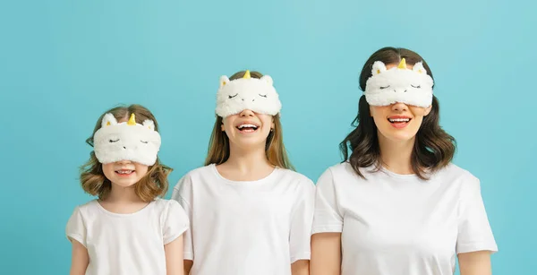 Filhas Mãe Estão Sorrindo Fundo Cor Azul Família Está Vestindo — Fotografia de Stock