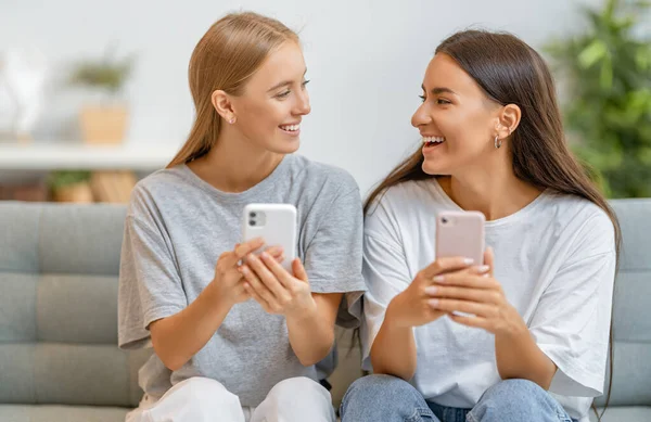 Mulheres Jovens Estão Usar Telefones Meninas Engraçadas Divertindo Ficar Casa — Fotografia de Stock