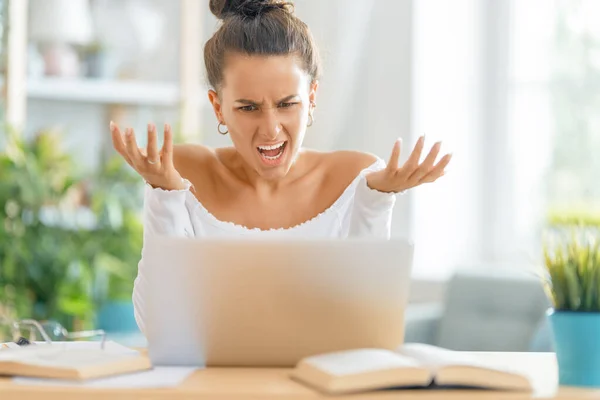 Confused Frustrated Young Businesswoman Studying Online Watching Webinar Podcast Laptop — Stock Photo, Image