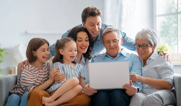 Las Chicas Agradables Madre Padre Abuelo Abuela Están Disfrutando Pasar — Foto de Stock