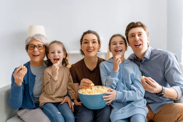 Glückliche Familie Vor Projektor Fernseher Filme Mit Popcorn Hause Oma — Stockfoto