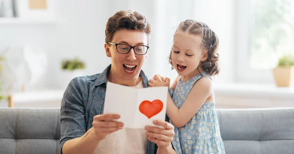 Die Kleine Tochter Gratuliert Ihrem Vater Und Überreicht Ihm Eine — Stockfoto