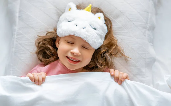 Adorable Niño Pequeño Está Durmiendo Cama —  Fotos de Stock