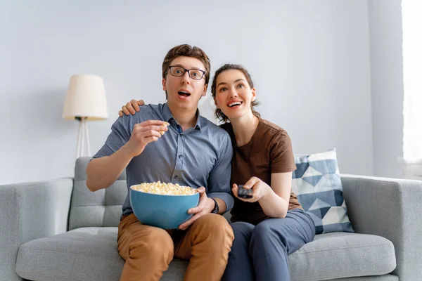 Glückliche Familie Mit Popcorn Auf Dem Sofa Hause Paar Verbringt — Stockfoto