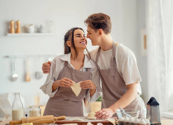 Felice Coppia Amorevole Sta Preparando Pasticceria Cucina — Foto Stock