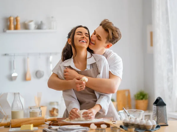 Feliz Casal Amoroso Está Preparando Pastelaria Cozinha — Fotografia de Stock