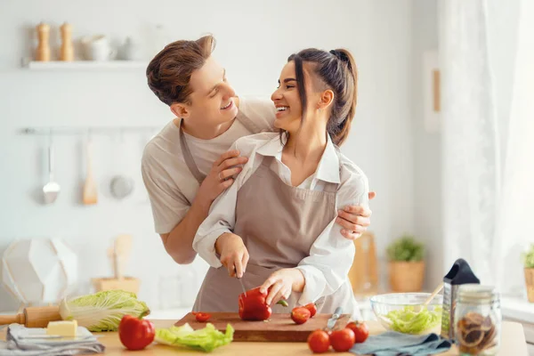 Comida Saudável Casa Feliz Casal Amoroso Está Preparando Refeição Adequada — Fotografia de Stock