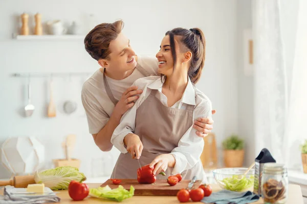 Cibo Sano Casa Felice Coppia Amorevole Sta Preparando Pasto Corretto — Foto Stock