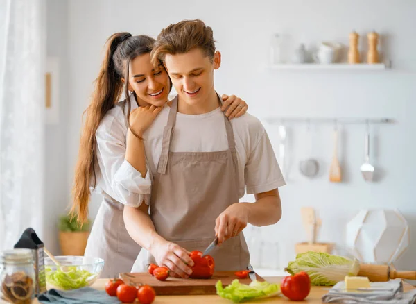 Comida Saudável Casa Feliz Casal Amoroso Está Preparando Refeição Adequada — Fotografia de Stock