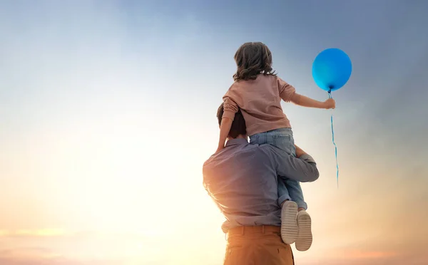 Gelukkige Liefdevolle Familie Vader Zijn Dochter Spelen Knuffelen Buiten Schattig — Stockfoto