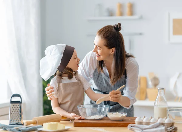 Feliz Familia Amorosa Están Preparando Panadería Juntos Madre Hija Niña — Foto de Stock