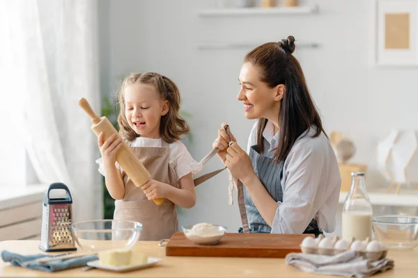 Une Famille Heureuse Aimante Prépare Boulangerie Ensemble Mère Fille Enfant — Photo