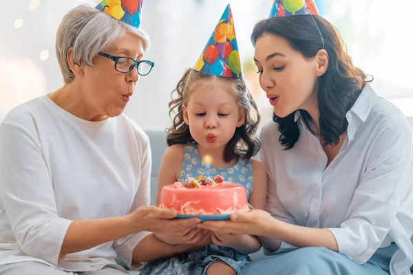 Das Kind Bläst Die Kerzen Auf Der Torte Aus Großmutter — Stockfoto