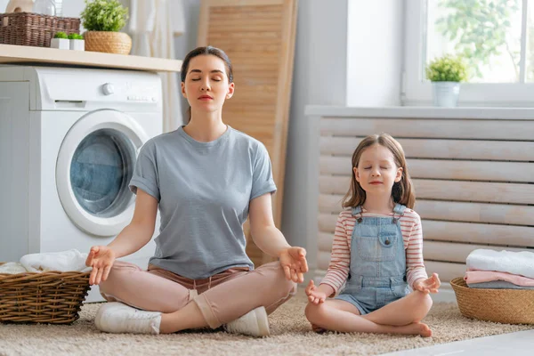 Güzel Genç Kadın Kız Çocuk Evde Çamaşır Yıkarken Meditasyon Yapıyorlar — Stok fotoğraf