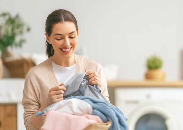 Beautiful Young Woman Smiling While Doing Laundry Home — Stock Photo, Image