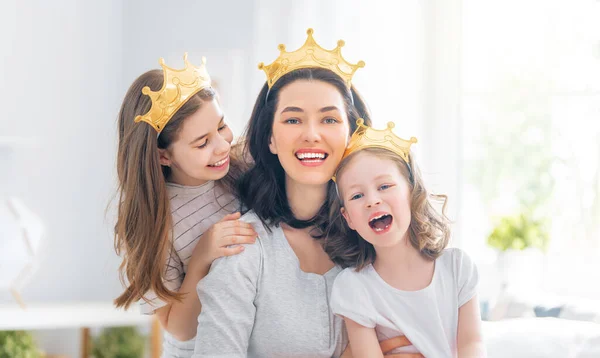 Feliz Família Amorosa Mãe Suas Filhas Crianças Meninas Brincando Abraçando — Fotografia de Stock