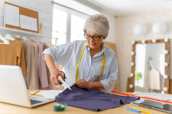 Mujer Está Trabajando Taller Concepto Pequeña Empresa — Foto de Stock