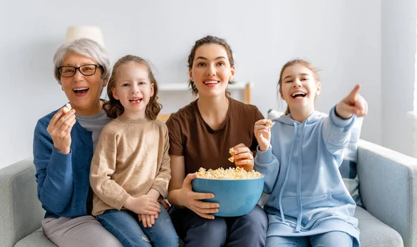 Mutlu Bir Aile Televizyon Izler Evde Patlamış Mısırlı Filmler Izleriz — Stok fotoğraf