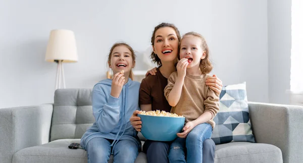 快乐的家庭看电视 晚上在家里看爆米花电影 母亲和女儿在一起的时间 — 图库照片