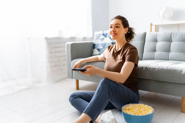 Junge Frau Vor Dem Fernseher Filme Mit Popcorn Mädchen Verbringen — Stockfoto