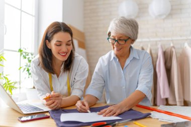 Kadınlar atölyede çalışıyor. Küçük işletme kavramı.