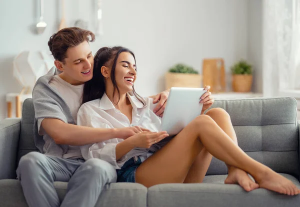 Young Couple Using Laptop Woman Man Having Fun Staying Home — Stock Photo, Image