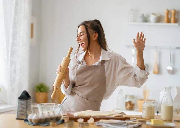 Gelukkige Vrouw Bereidt Bakkerij Voor Meisje Kookt Koekjes Keuken Zelfgemaakt — Stockfoto