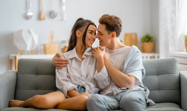 Retrato Pareja Joven Alegre Divirtiéndose Abrazándose Casa —  Fotos de Stock