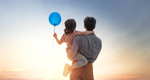 Lycklig Kärleksfull Familj Far Och Hans Dotter Leker Och Kramas — Stockfoto