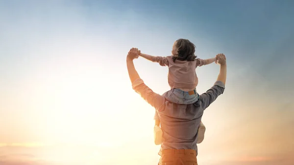 Glücklich Liebende Familie Vater Und Tochter Spielen Und Umarmen Sich — Stockfoto