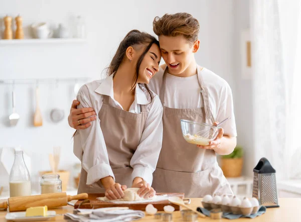 Feliz Casal Amoroso Está Preparando Pastelaria Cozinha — Fotografia de Stock