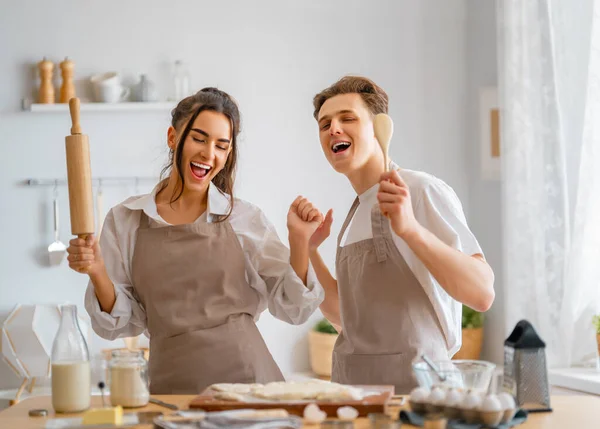 Mutlu Çift Mutfakta Hamur Işi Hazırlıyor — Stok fotoğraf
