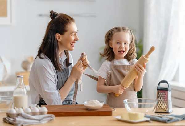 Gelukkig Liefdevolle Familie Bereiden Samen Bakkerij Voor Moeder Dochter Meisje — Stockfoto