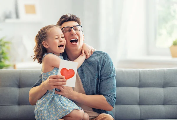 Kind Dochter Feliciteert Haar Vader Geeft Hem Ansichtkaart Papa Meisje — Stockfoto