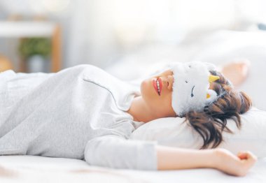 Güzel genç bir kadın uyandı evdeki yatak odasında..