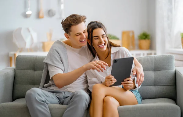 Casal Jovem Está Usando Tablet Mulher Homem Divertindo Ficando Casa — Fotografia de Stock