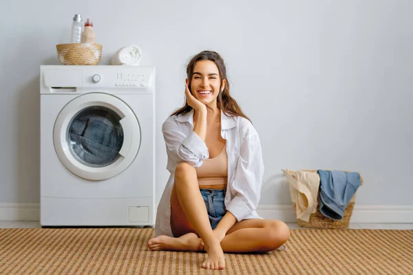 Krásná Mladá Žena Usmívá Při Praní Prádla Doma — Stock fotografie