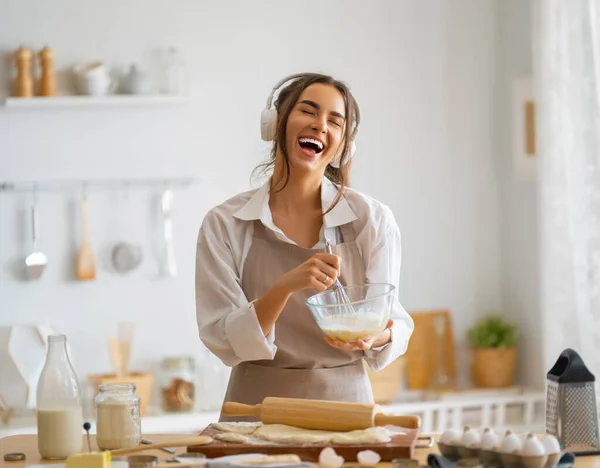 Mulher Feliz Está Preparar Padaria Rapariga Está Cozinhar Bolachas Cozinha — Fotografia de Stock