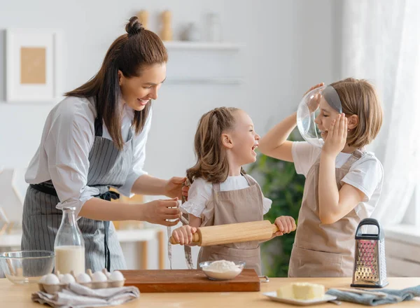 Mutlu Aile Birlikte Fırın Hazırlıyor Anne Çocuk Kızları Kurabiye Pişiriyor — Stok fotoğraf