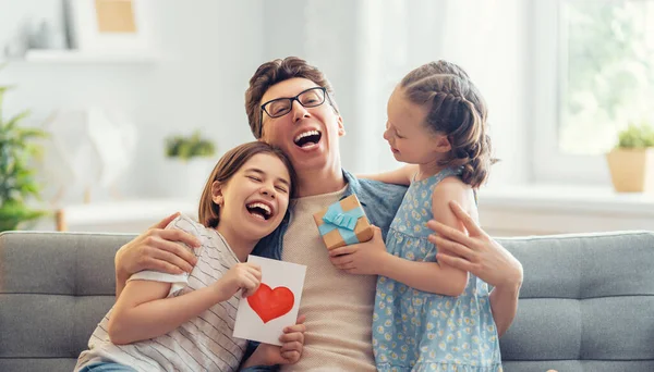Çocuklar Babalarını Tebrik Ediyor Ona Kartpostal Veriyorlar Baba Kızlar Gülümsüyor — Stok fotoğraf