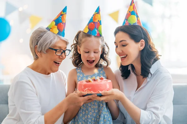 Miúdo Está Apagar Velas Bolo Avó Mãe Filha Estão Comemorando — Fotografia de Stock